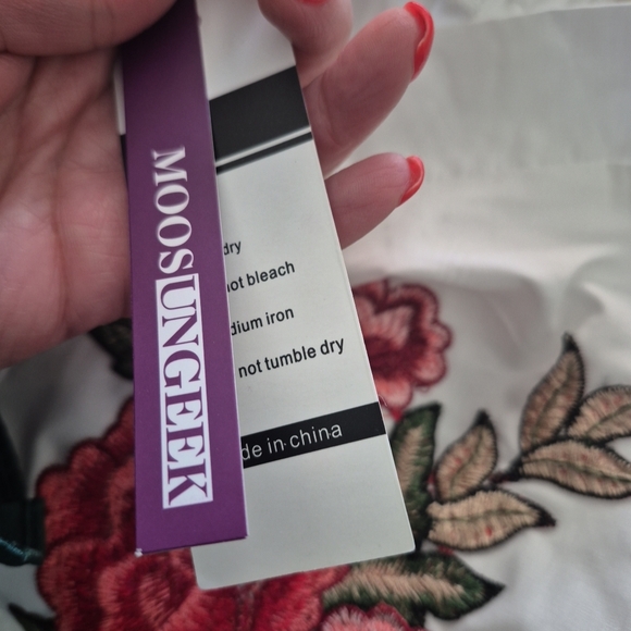 Chic White Off The Shoulder Blouse with Floral Embroidery - Picture 5 of 7